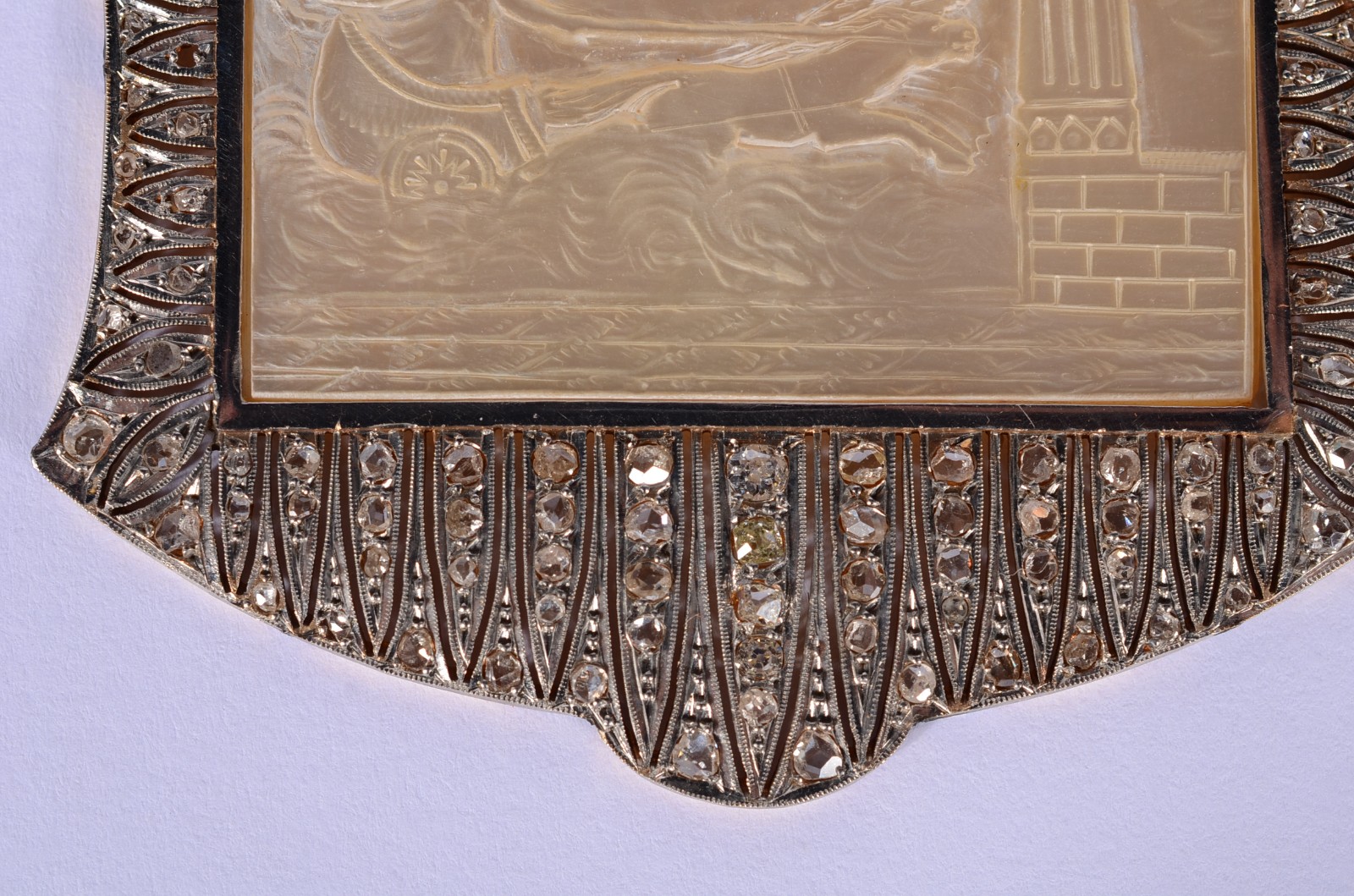 Pendente de madrepérola com figura de "biga" romana, moldura de... - foto 5 de 8