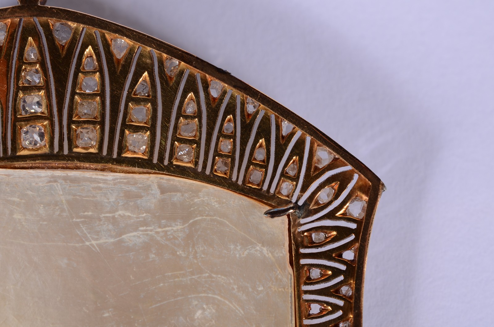 Pendente de madrepérola com figura de "biga" romana, moldura de... - foto 6 de 8