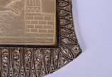 Pendente de madrepérola com figura de "biga" ro... - Pendente de madrepérola com figura de "biga" romana,  moldura de platina e ouro 18 k. cravejado com brilhantes.  (Por motivos de segurança a peç...