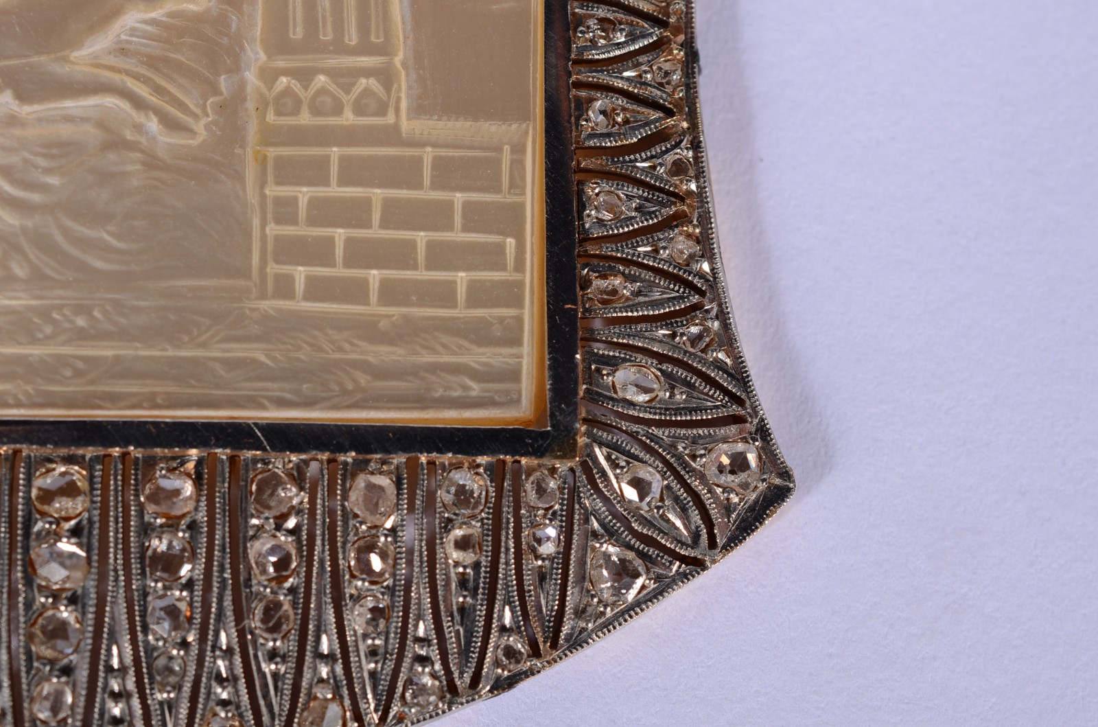Pendente de madrepérola com figura de "biga" romana, moldura de... - foto 7 de 8