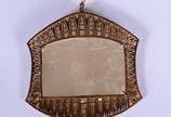 Pendente de madrepérola com figura de "biga" ro... - Pendente de madrepérola com figura de "biga" romana,  moldura de platina e ouro 18 k. cravejado com brilhantes.  (Por motivos de segurança a peç...