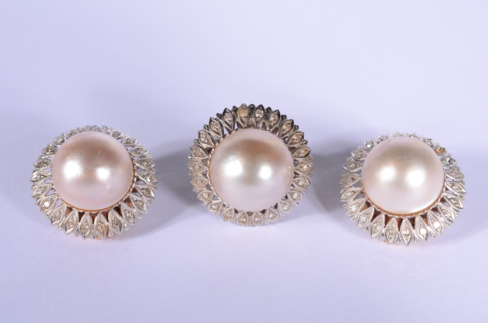 Conjunto com par de brincos de pressão e anel de platina com... - foto 1 de 9