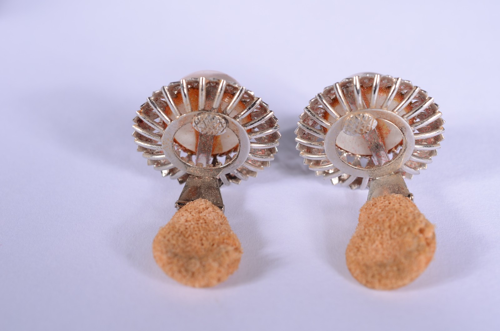 Conjunto com par de brincos de pressão e anel de platina com... - foto 9 de 9