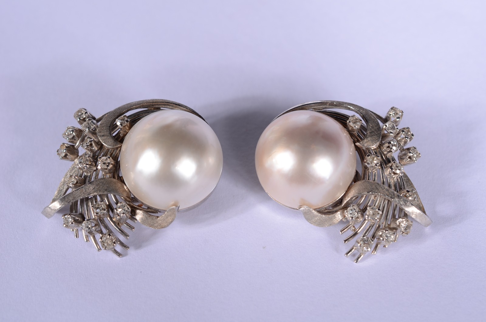 Par de brincos de pressão de ouro branco com pérolas e brilhantes... - foto 1 de 7