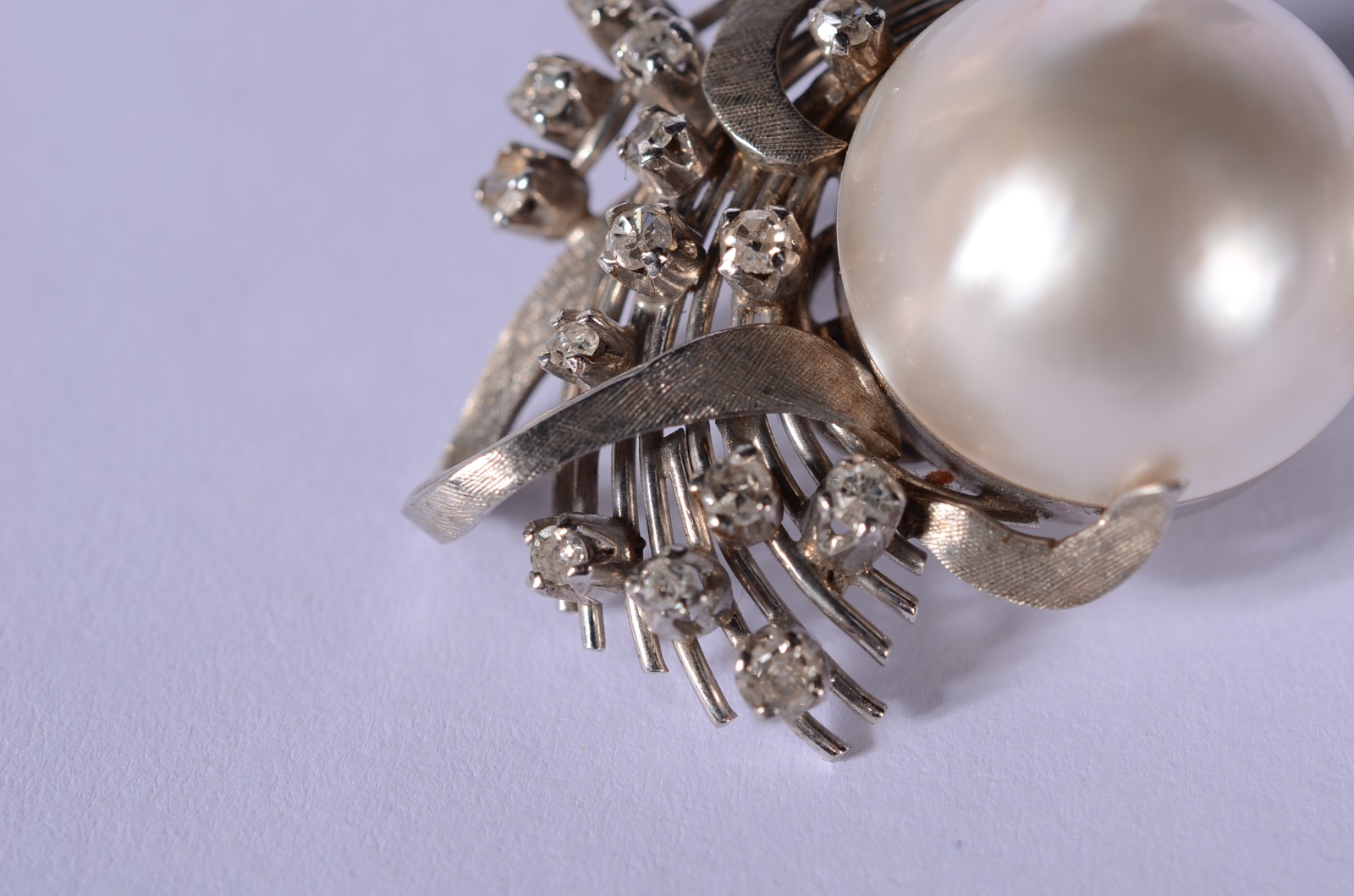Par de brincos de pressão de ouro branco com pérolas e brilhantes... - foto 5 de 7