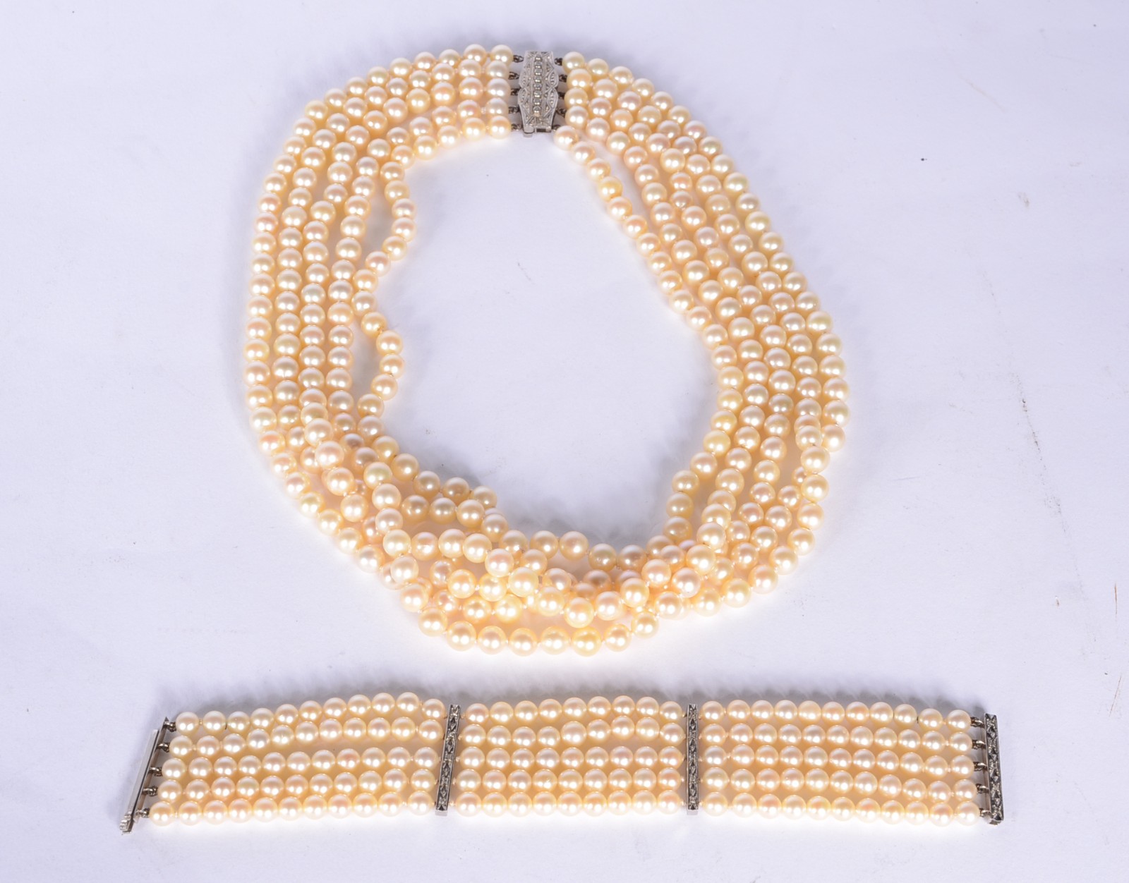 Conjunto composto de colar de perolas com 5 voltas e pulseira, fecho... - foto 1 de 8