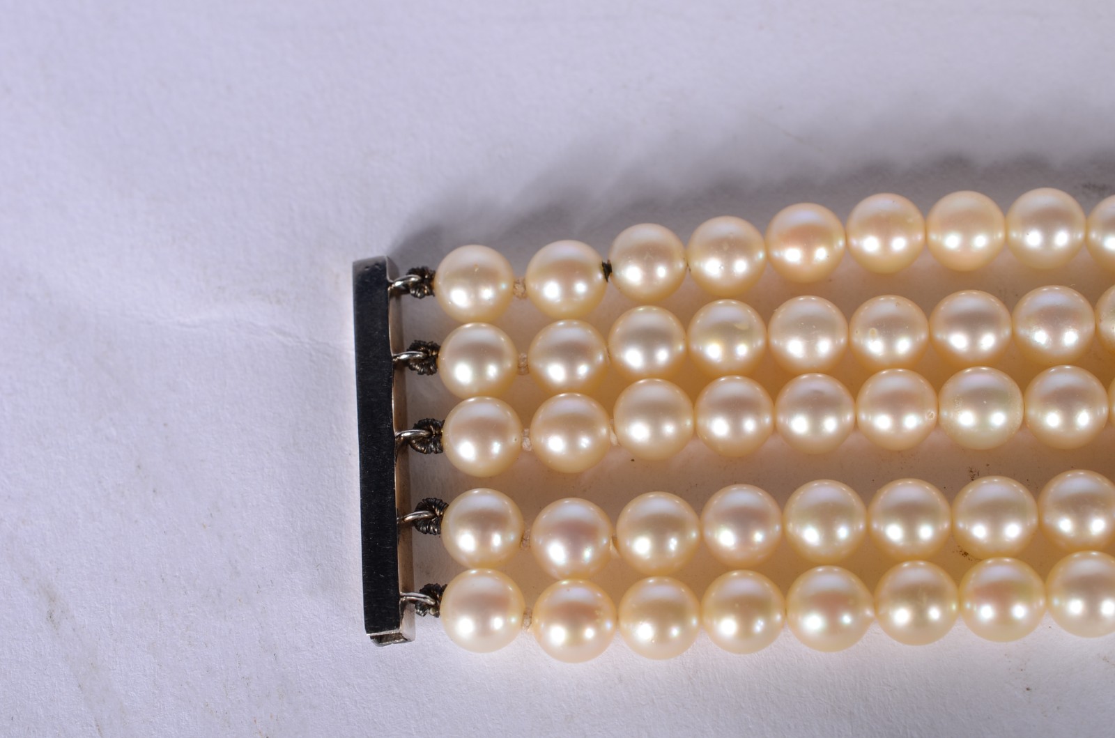 Conjunto composto de colar de perolas com 5 voltas e pulseira, fecho... - foto 8 de 8