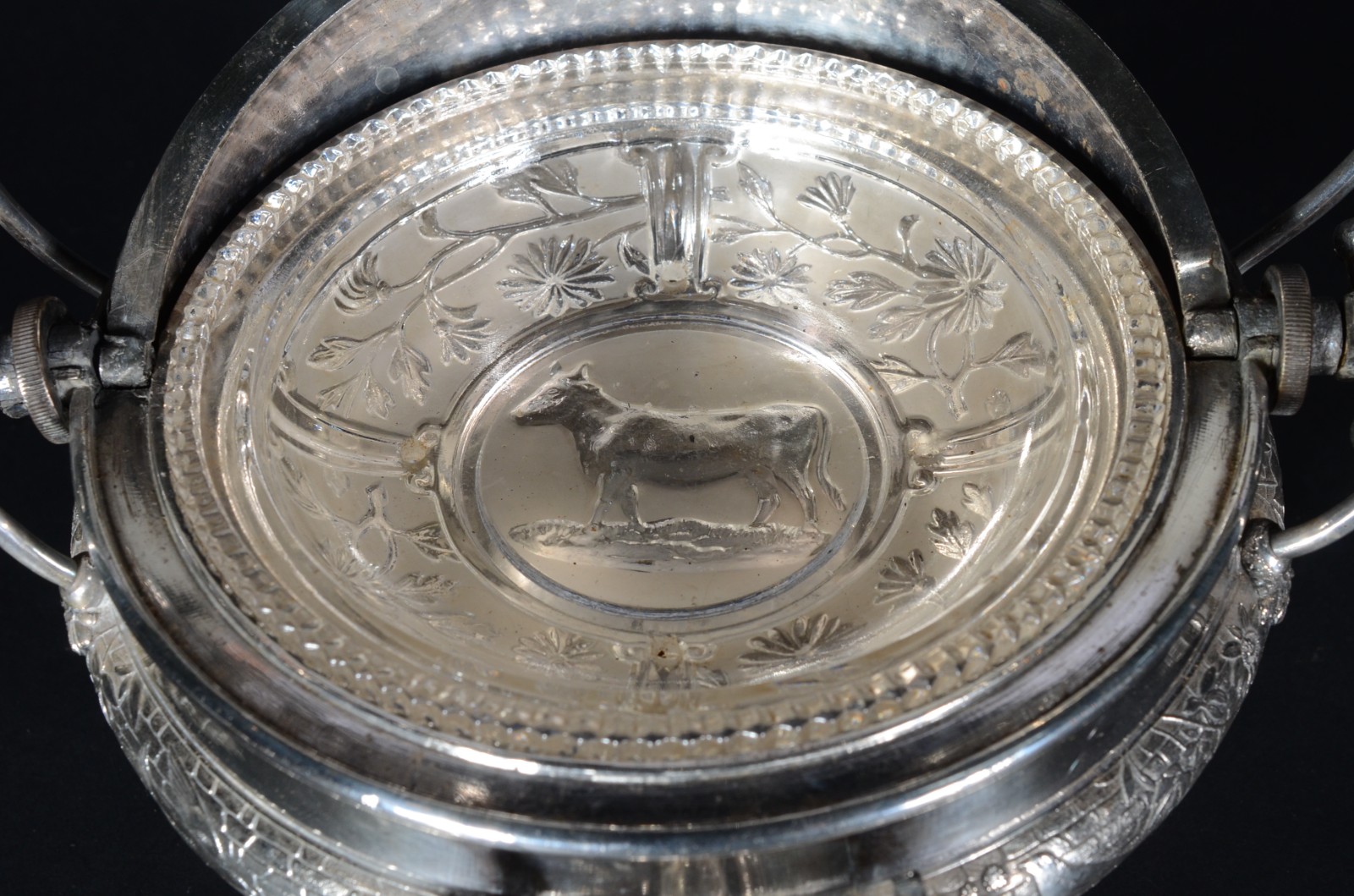 Porta caviar de pewter, tampa articulada, interior de cristal. Com... - foto 5 de 8