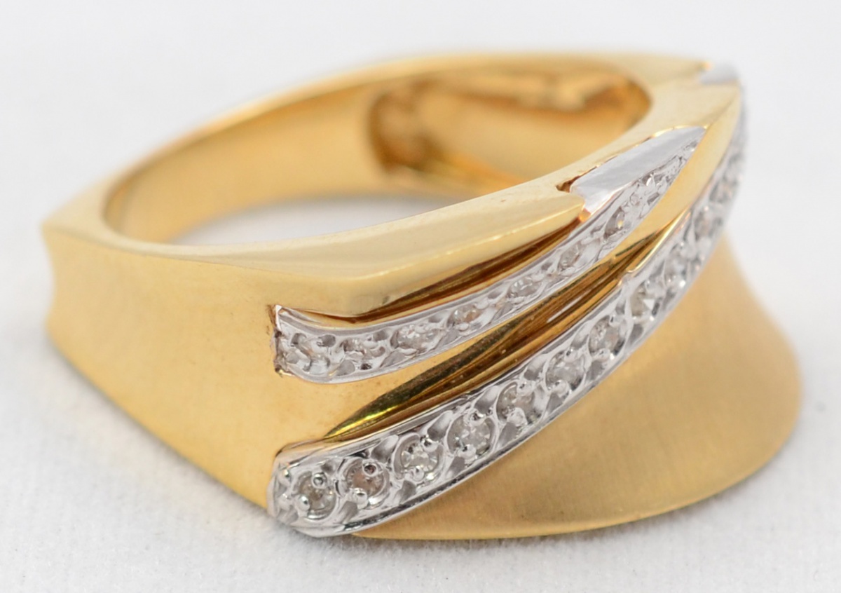Anel em ouro amarelo 18 k com aproximadamente 0.50 ct de brilhantes... - foto 1 de 4