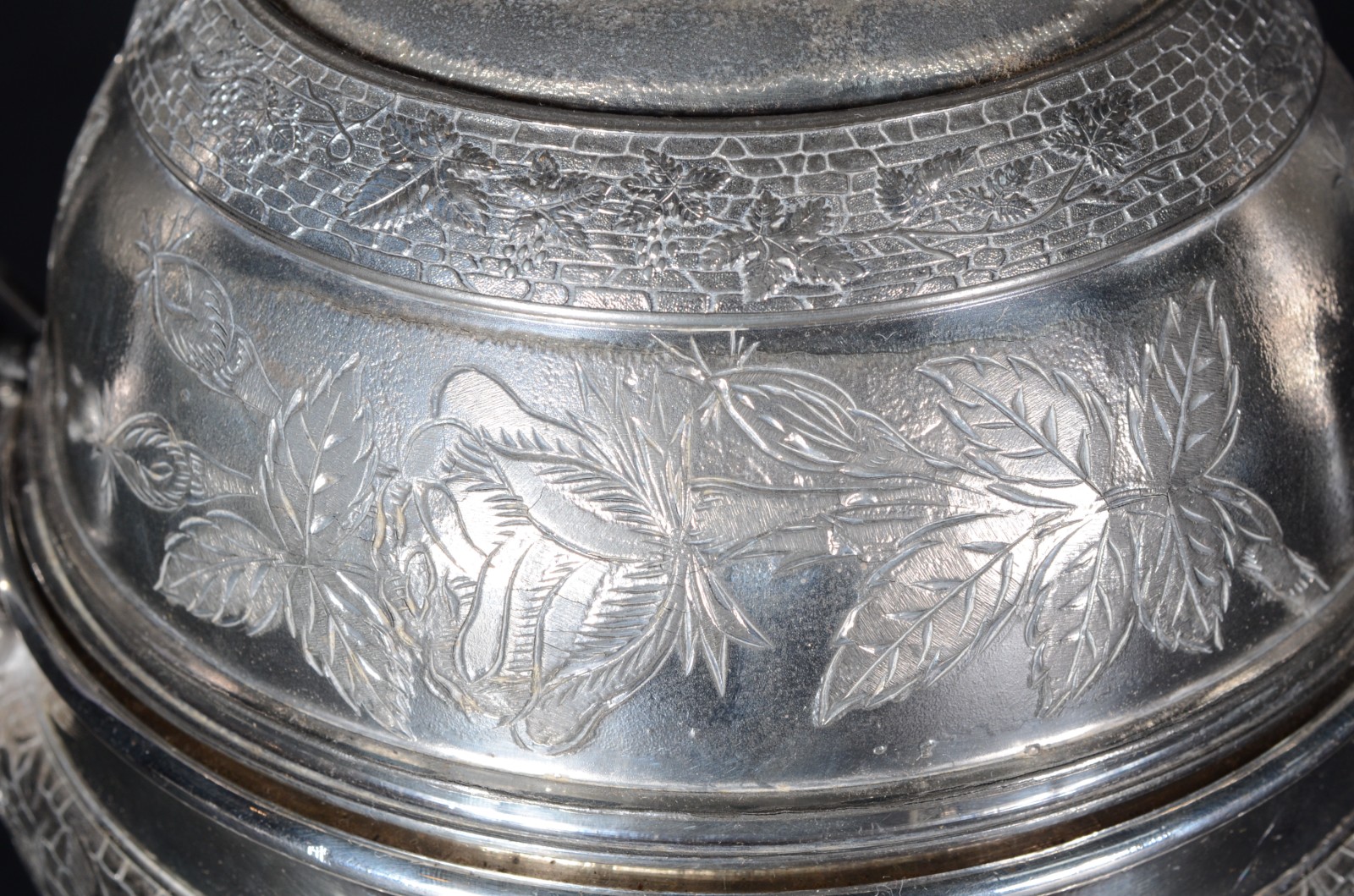 Porta caviar de pewter, tampa articulada, interior de cristal. Com... - foto 7 de 8