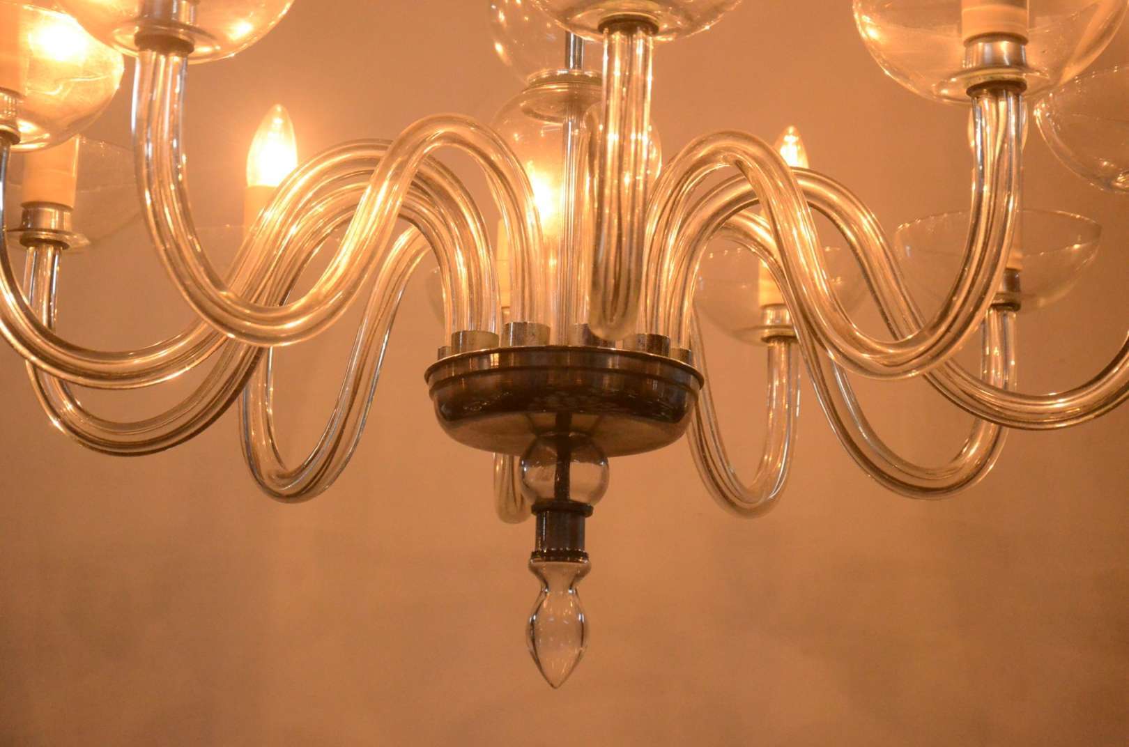 Lustre moderno de vidro e metal para 10 luzes. - Galeria Alphaville