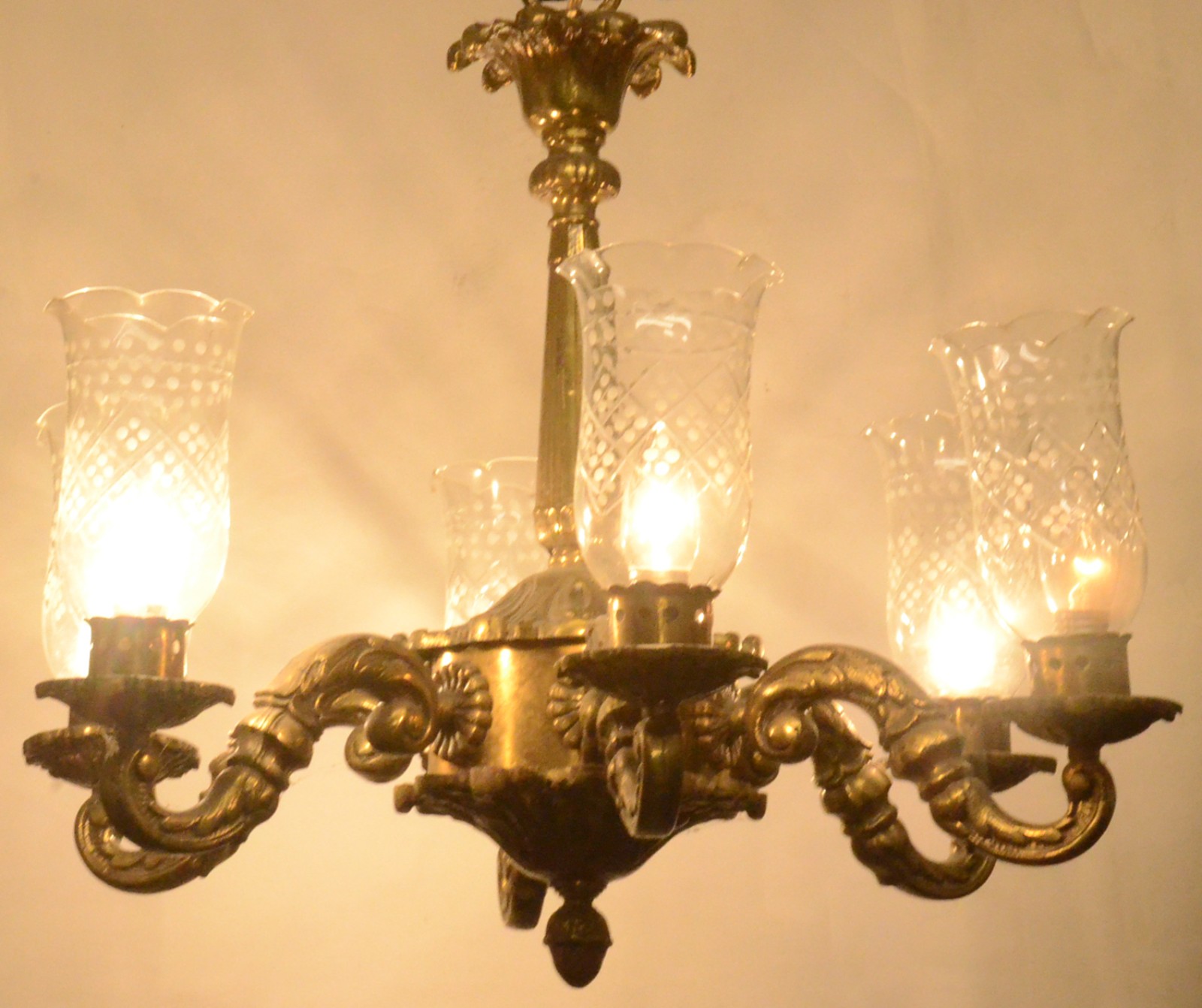 Lustre de metal dourado para 6 luzes. - foto 4 de 6