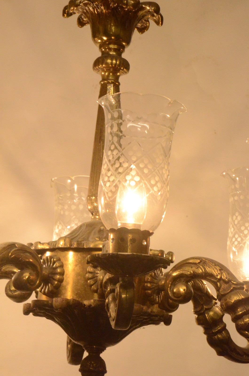 Lustre de metal dourado para 6 luzes. - foto 5 de 6
