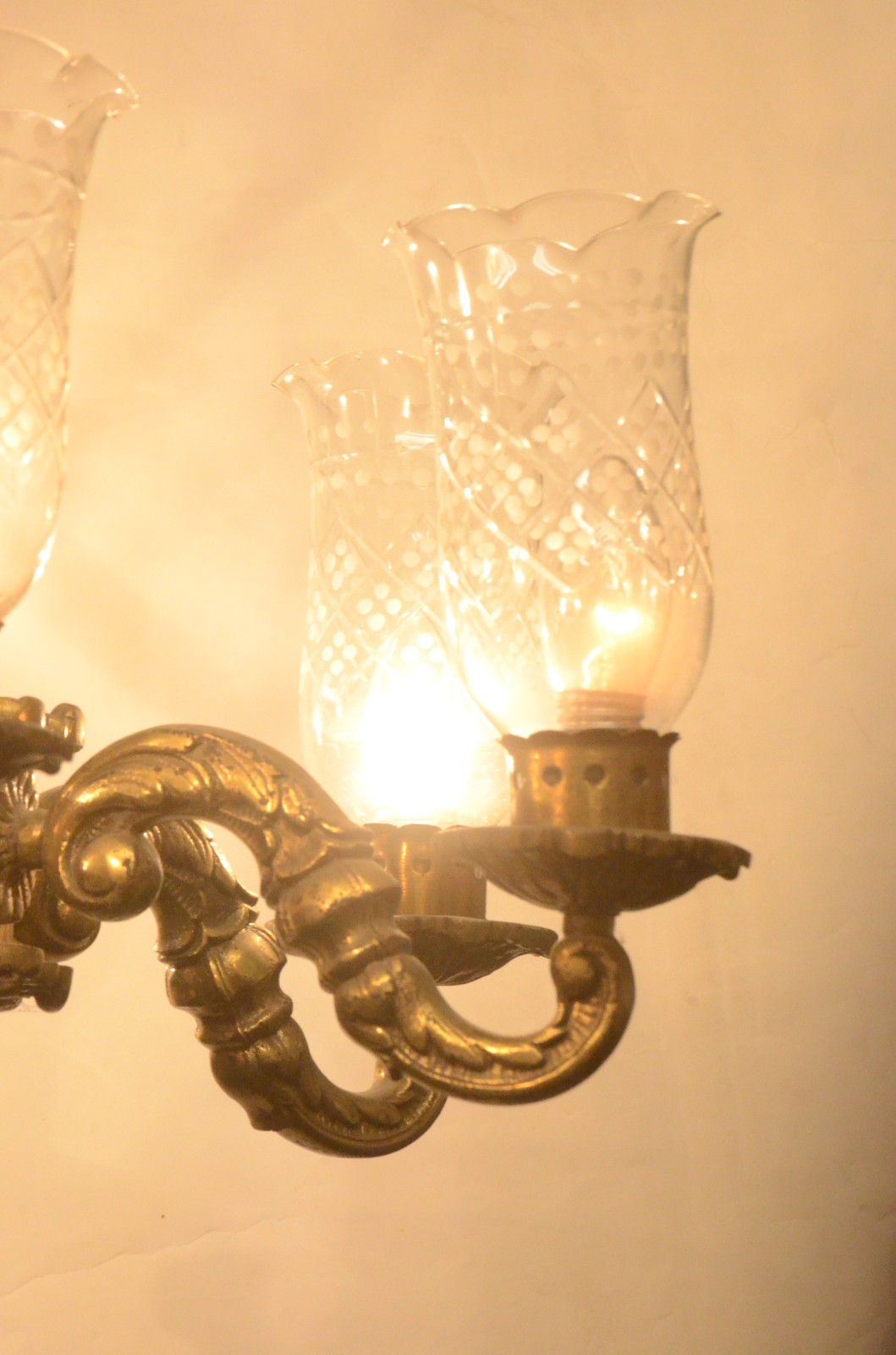 Lustre de metal dourado para 6 luzes. - foto 6 de 6