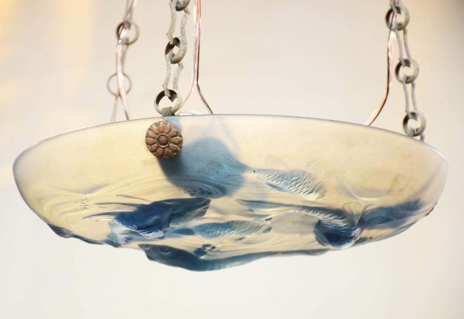 Plafonier de cristal francês opalescente com peixes em relevo... - foto 2 de 5