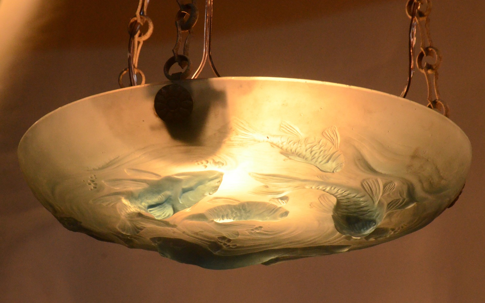 Plafonier de cristal francês opalescente com peixes em relevo... - foto 4 de 5