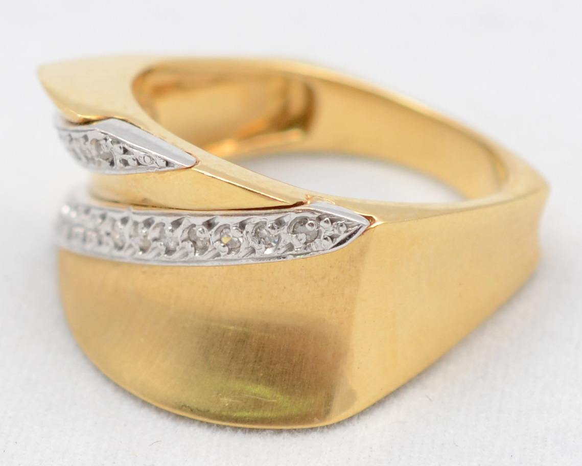 Anel em ouro amarelo 18 k com aproximadamente 0.50 ct de brilhantes... - foto 2 de 4