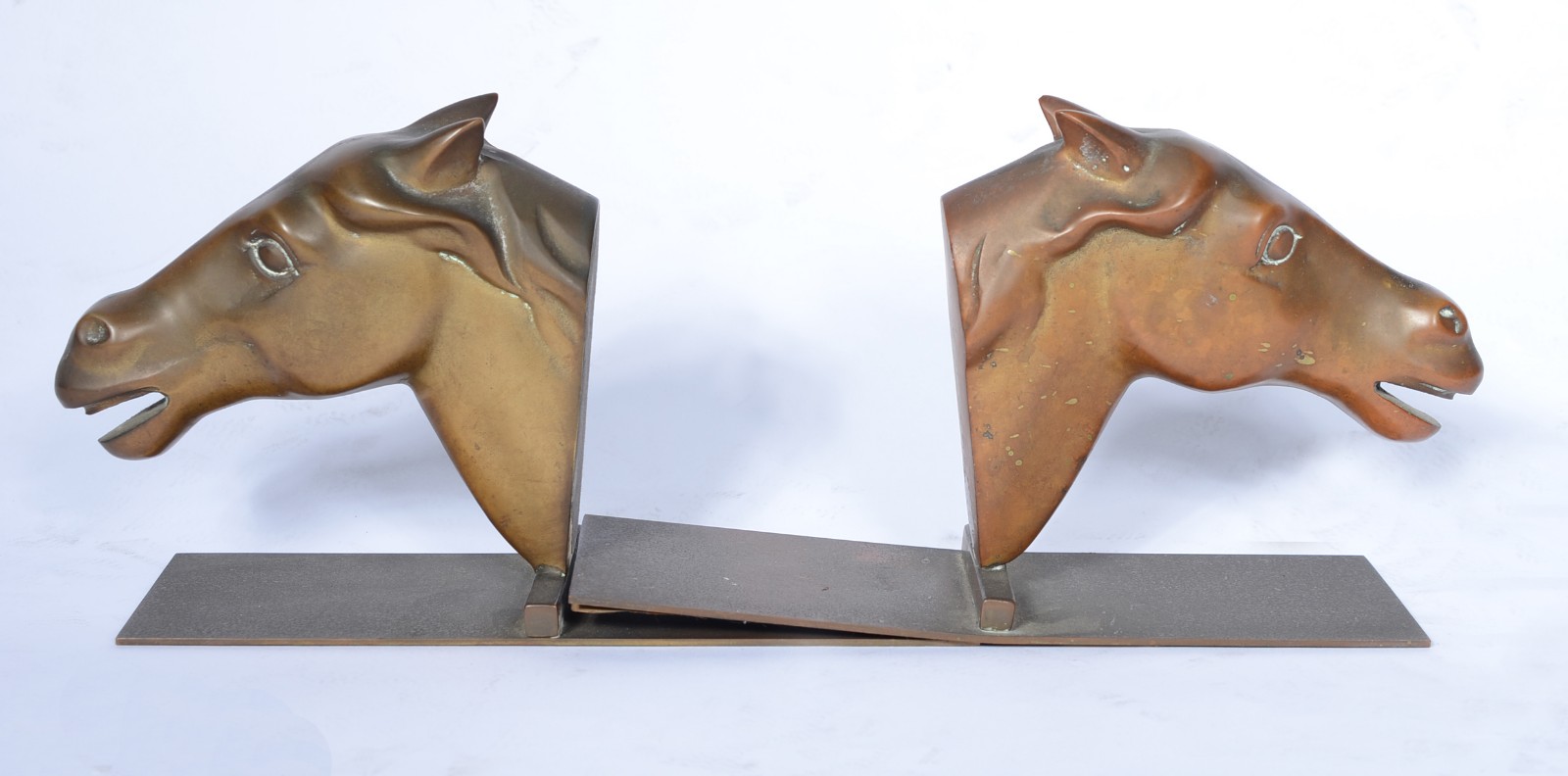 Serre livres de metal dourado com cabeças de cavalo. - foto 1 de 8