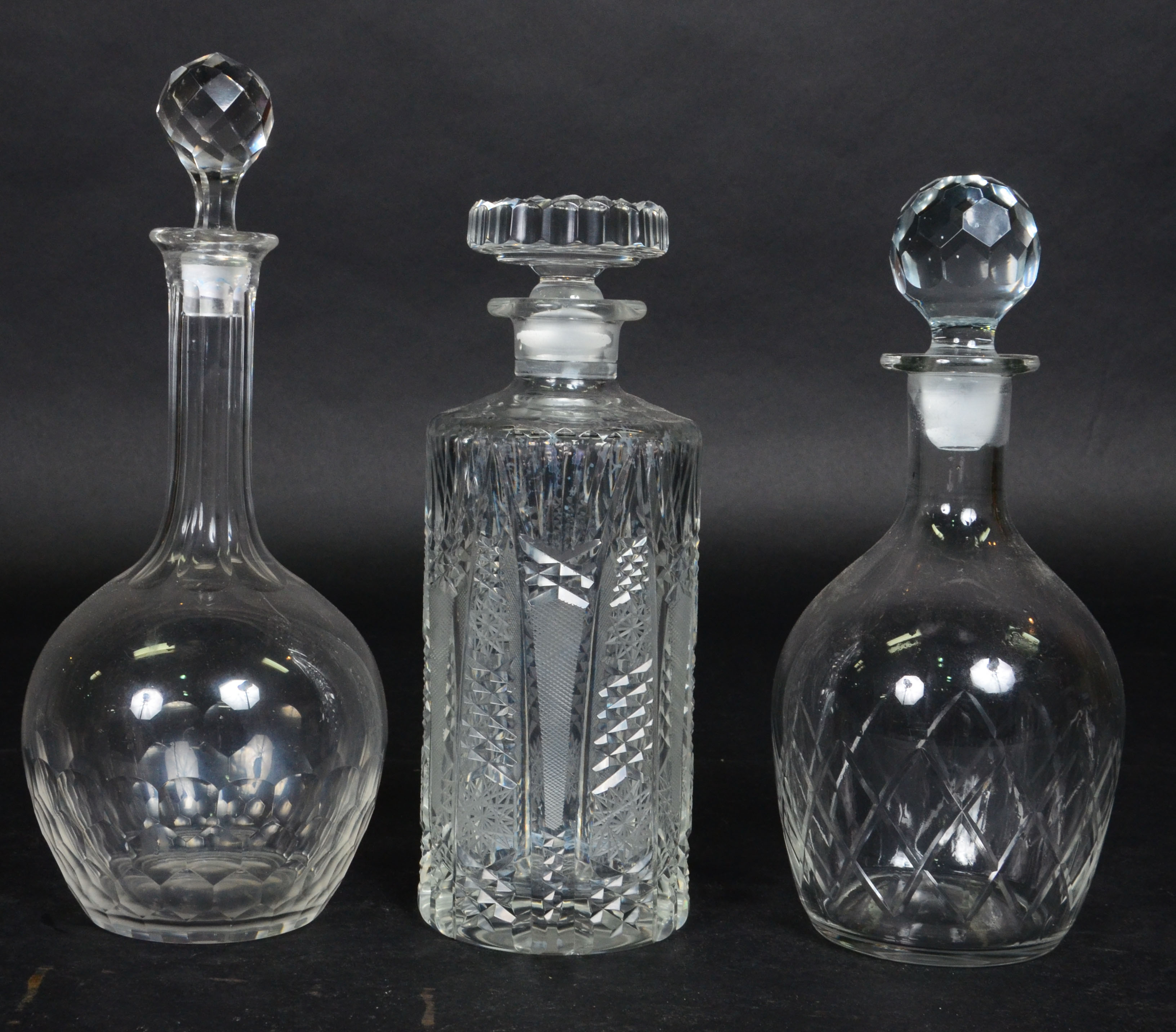 Tres garrafas de cristal europeu em diferentes lapidações. Alturas... - foto 1 de 2