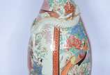 Vaso em porcelana japonesa de formato piriforme... - Vaso em porcelana japonesa de formato piriforme, ornado em esmaltes policromados no padrão Imari. Bojo alongado, apresentando reservas com cena ...