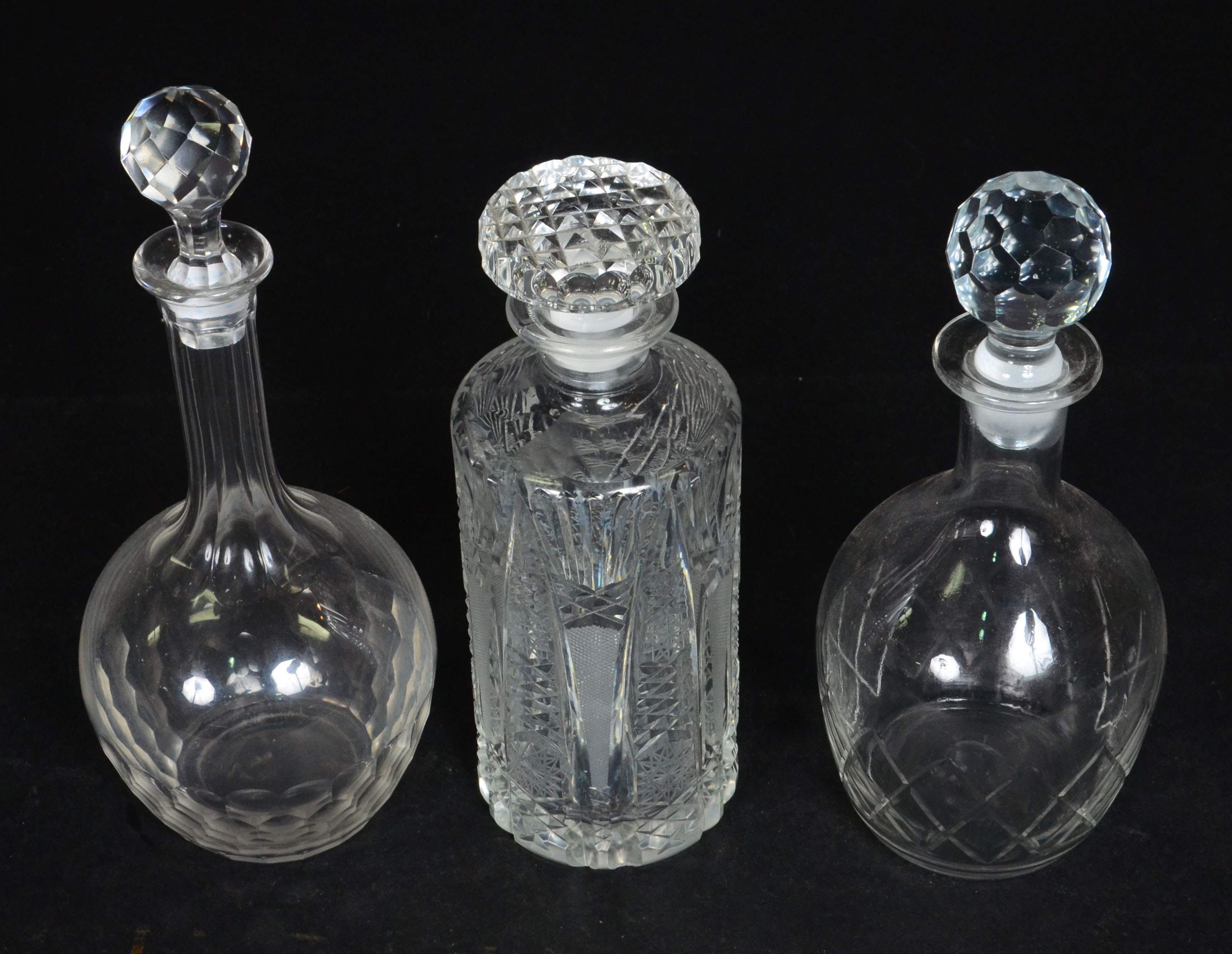 Tres garrafas de cristal europeu em diferentes lapidações. Alturas... - foto 2 de 2