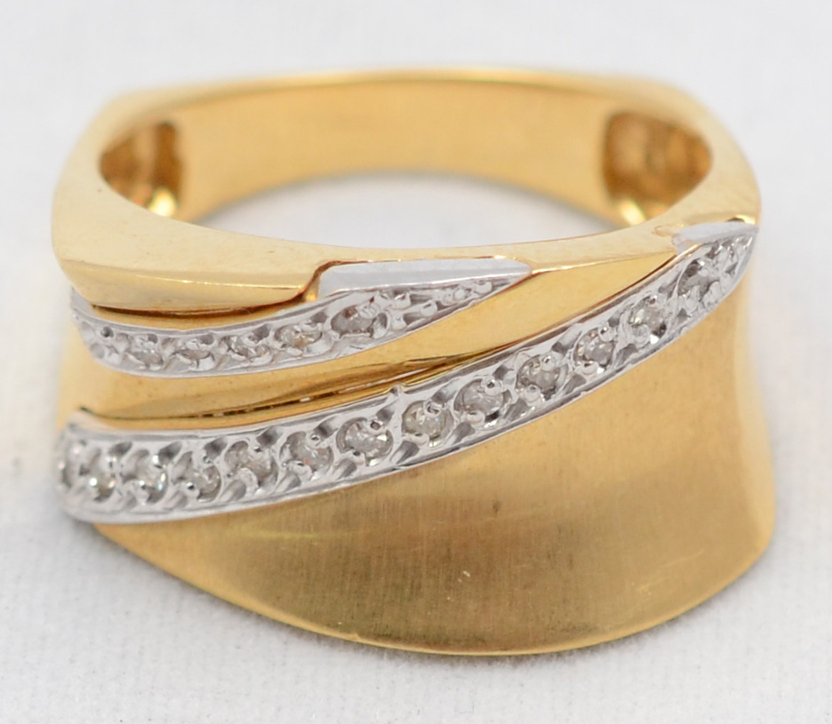Anel em ouro amarelo 18 k com aproximadamente 0.50 ct de brilhantes... - foto 3 de 4
