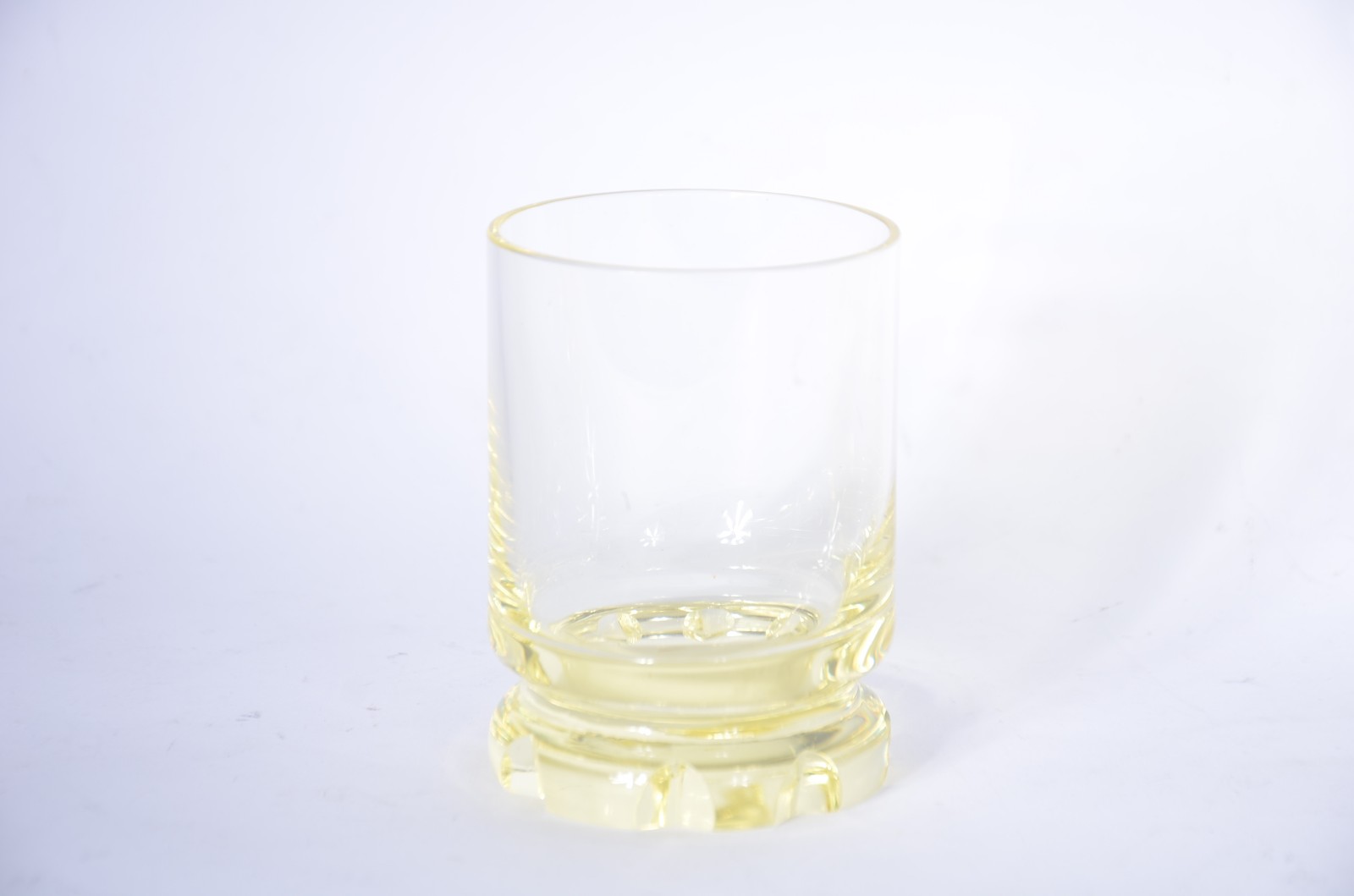 Conjunto de garrafa e 6 copos para Whisky de cristal amarelo. - foto 3 de 6
