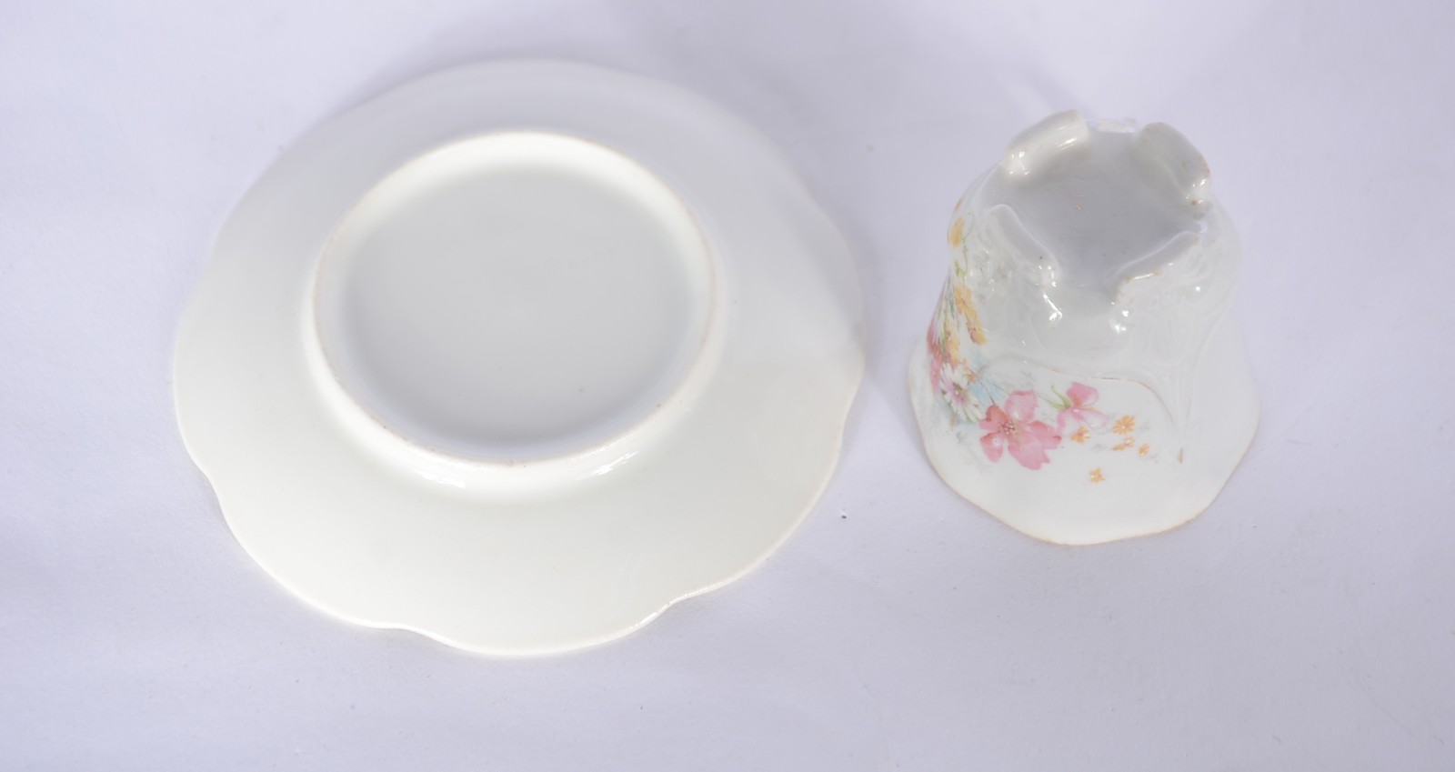 Serviço para café de porcelana, composto de: 4 xícaras com pires... - foto 6 de 11