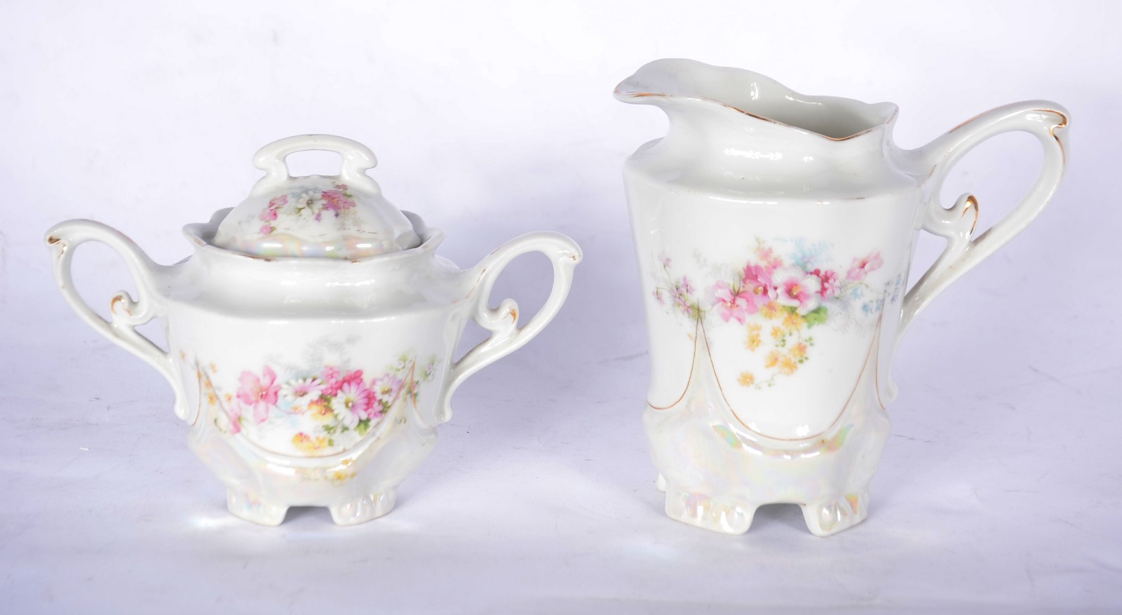 Serviço para café de porcelana, composto de: 4 xícaras com pires... - foto 7 de 11