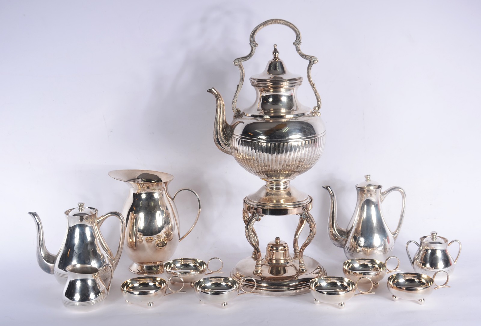 Diversas peças de metal prateado, sendo: samovar, jarra para água, 2... - foto 1 de 9