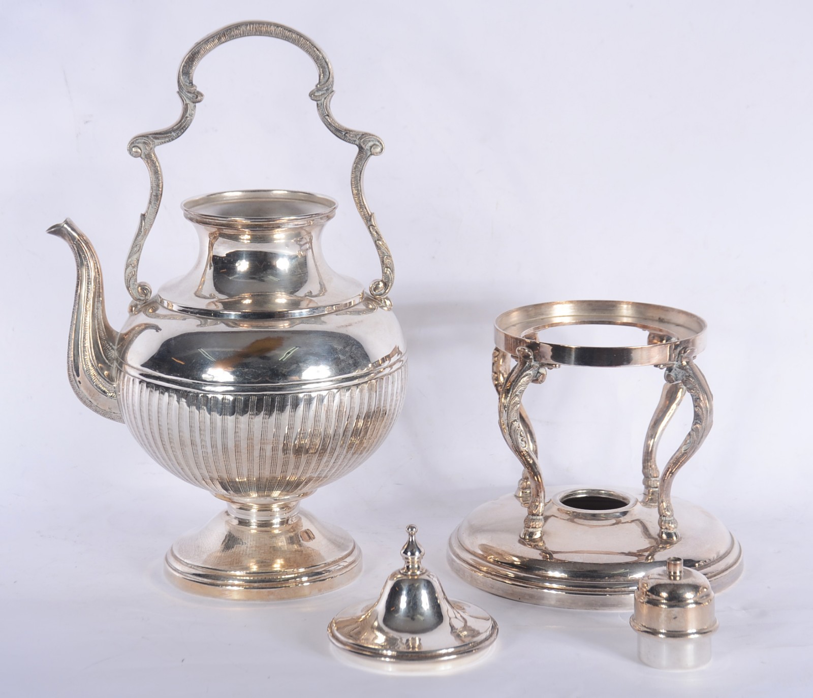 Diversas peças de metal prateado, sendo: samovar, jarra para água, 2... - foto 2 de 9