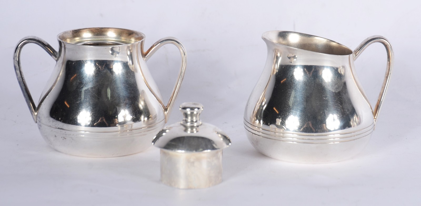 Diversas peças de metal prateado, sendo: samovar, jarra para água, 2... - foto 5 de 9