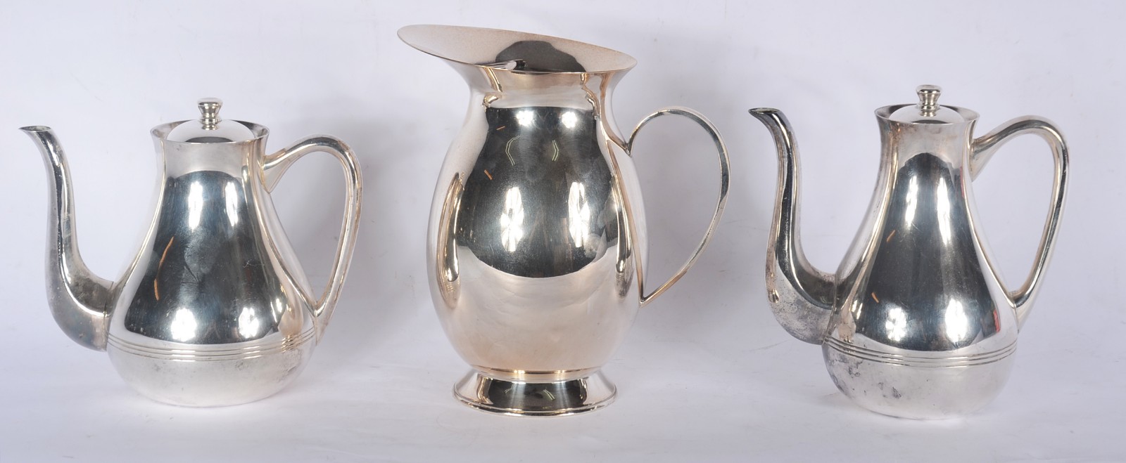 Diversas peças de metal prateado, sendo: samovar, jarra para água, 2... - foto 6 de 9