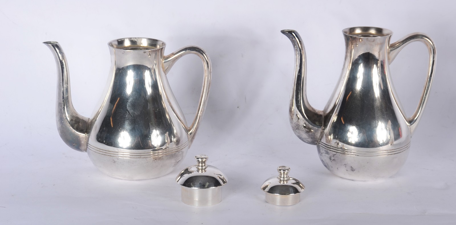 Diversas peças de metal prateado, sendo: samovar, jarra para água, 2... - foto 7 de 9