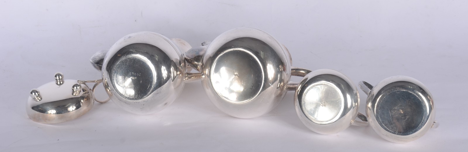 Diversas peças de metal prateado, sendo: samovar, jarra para água, 2... - foto 8 de 9