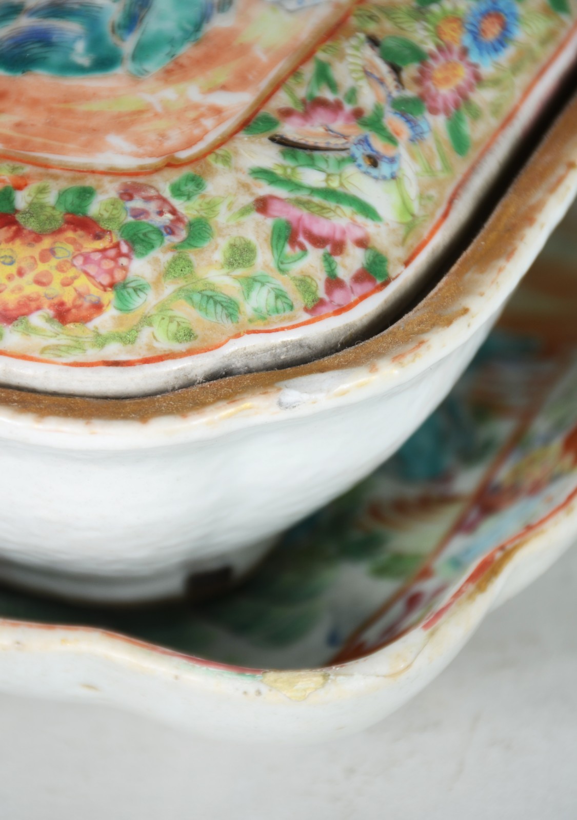 Duas peças de antiga porcelana chinesa, decorados com figuras de... - foto 10 de 10