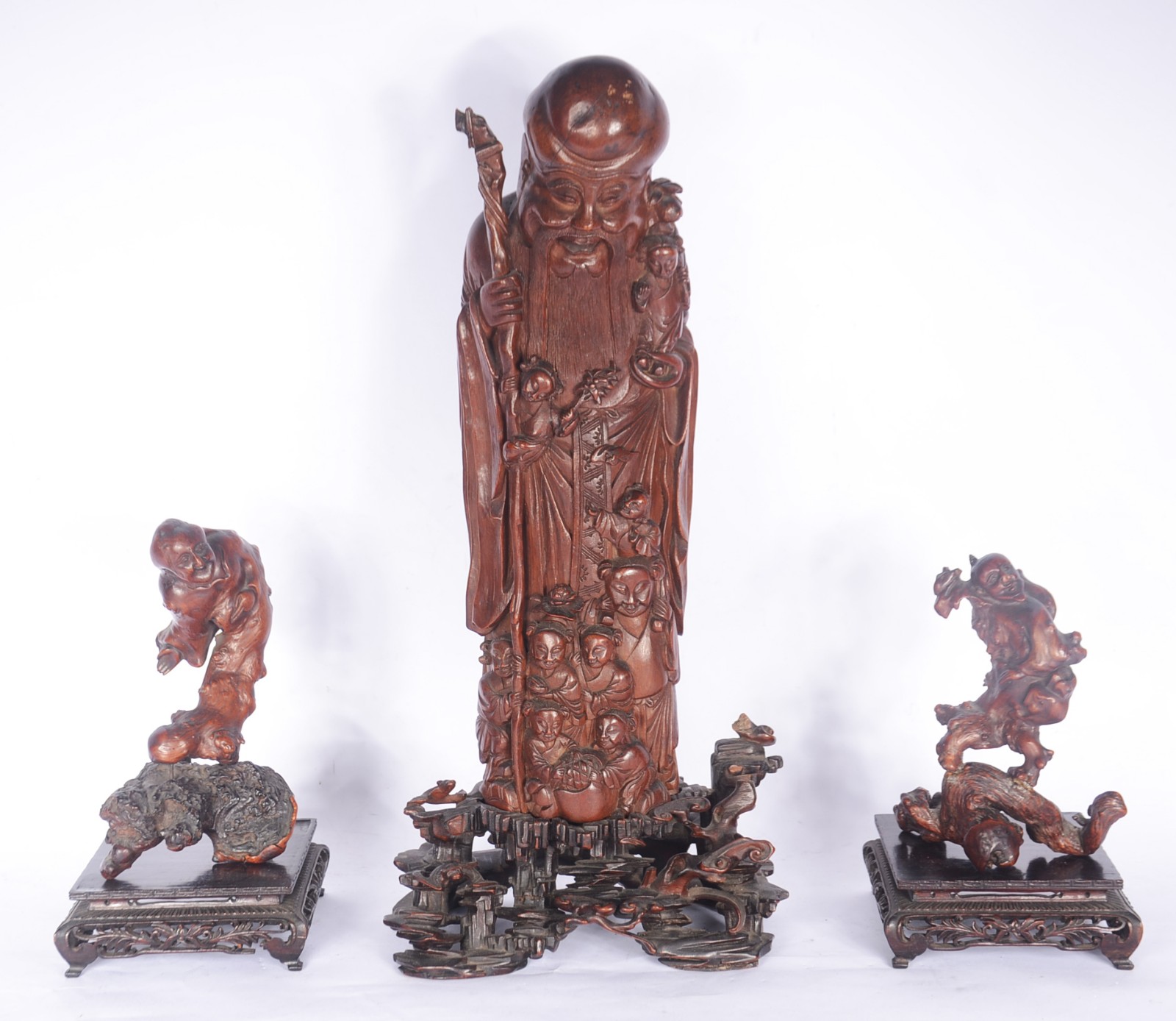 Três esculturas orientais de madeira entalhada. Uma delas já teve... - foto 1 de 11