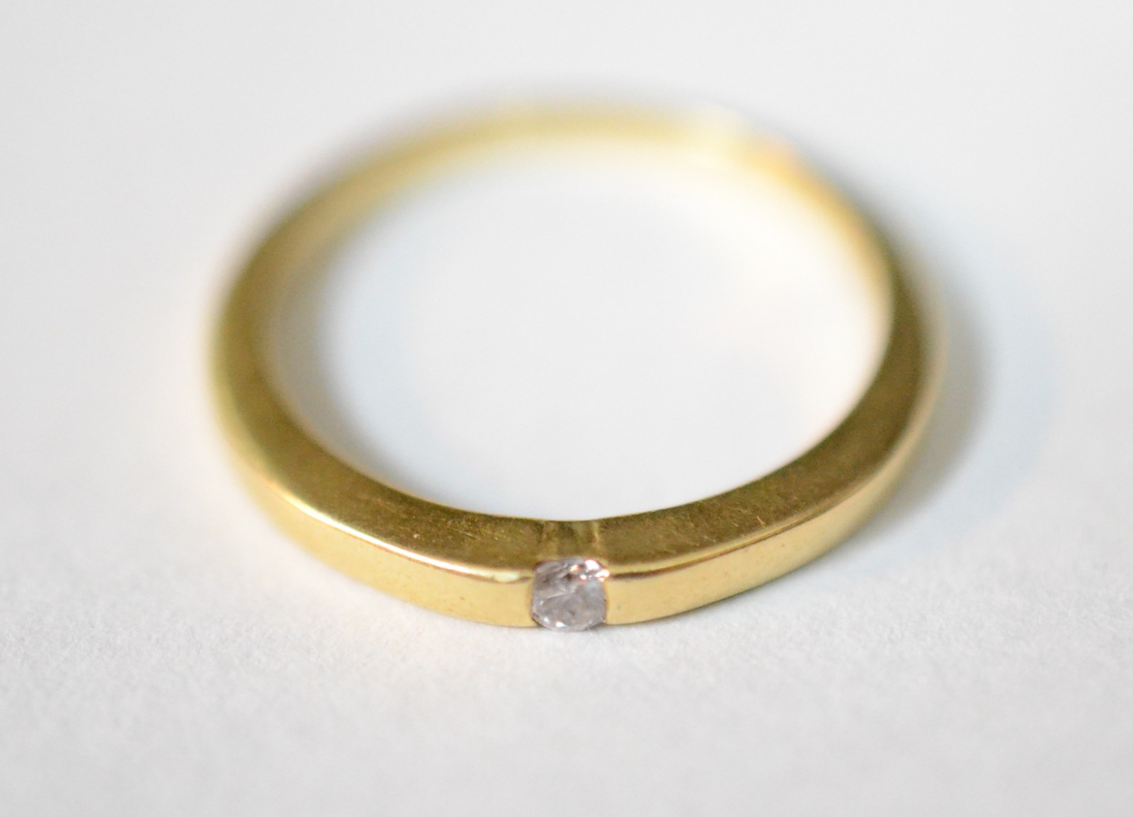 Anel de ouro 18 k., contraste 750 mls com um brilhante de 0,05 ct... - foto 2 de 6