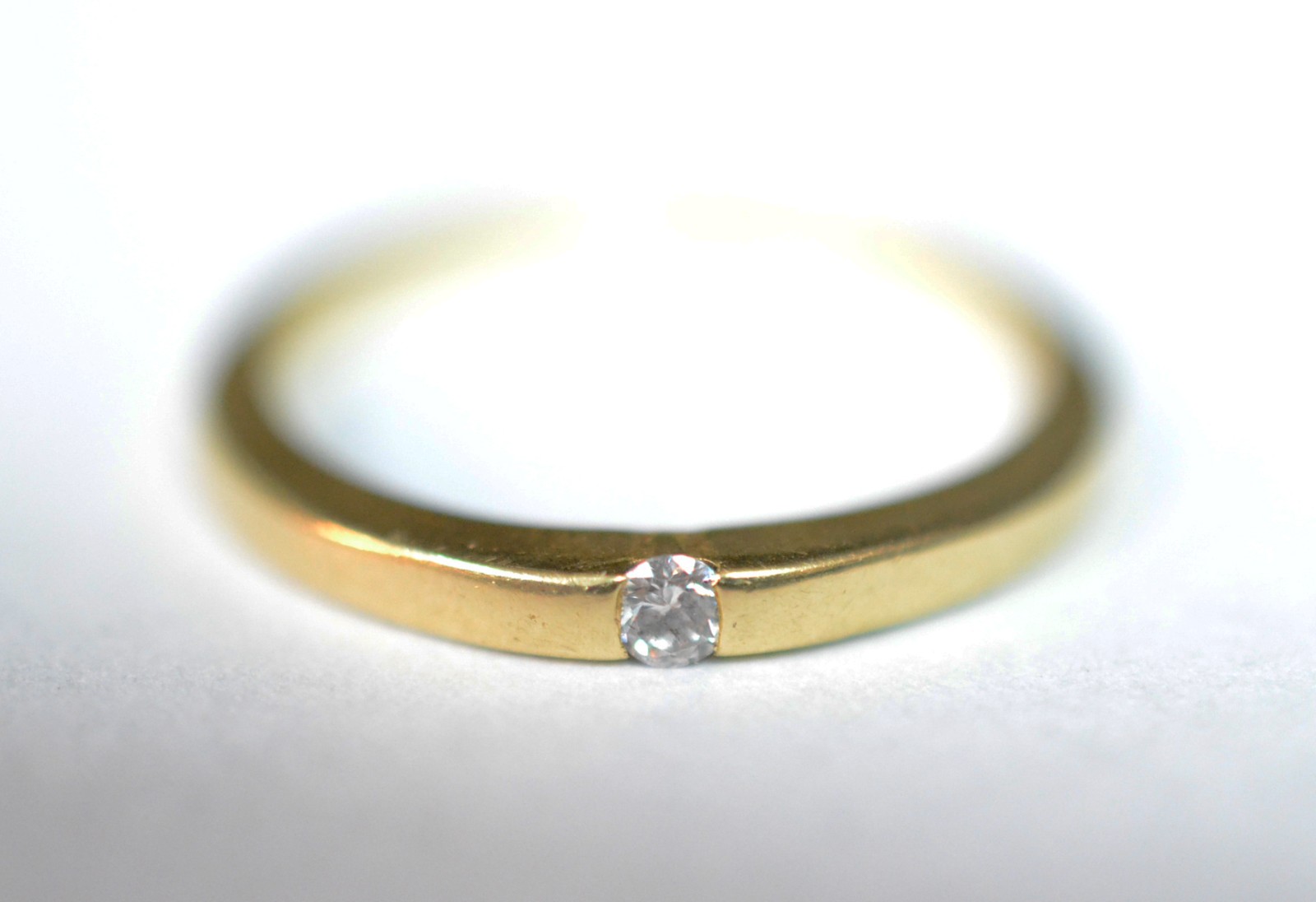 Anel de ouro 18 k., contraste 750 mls com um brilhante de 0,05 ct... - foto 3 de 6