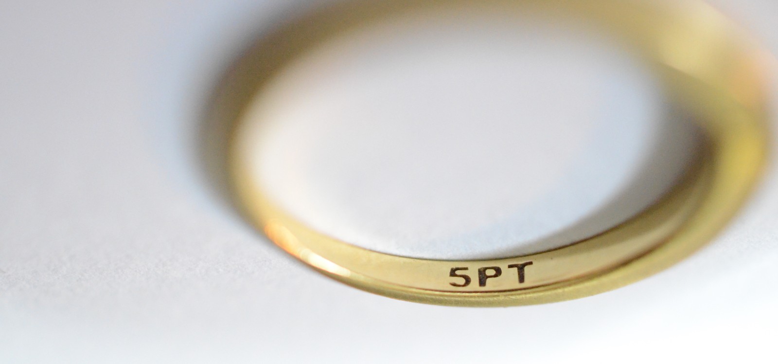 Anel de ouro 18 k., contraste 750 mls com um brilhante de 0,05 ct... - foto 4 de 6