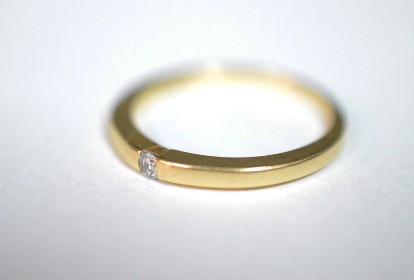 Anel de ouro 18 k., contraste 750 mls com um brilhante de 0,05 ct... - foto 1 de 6