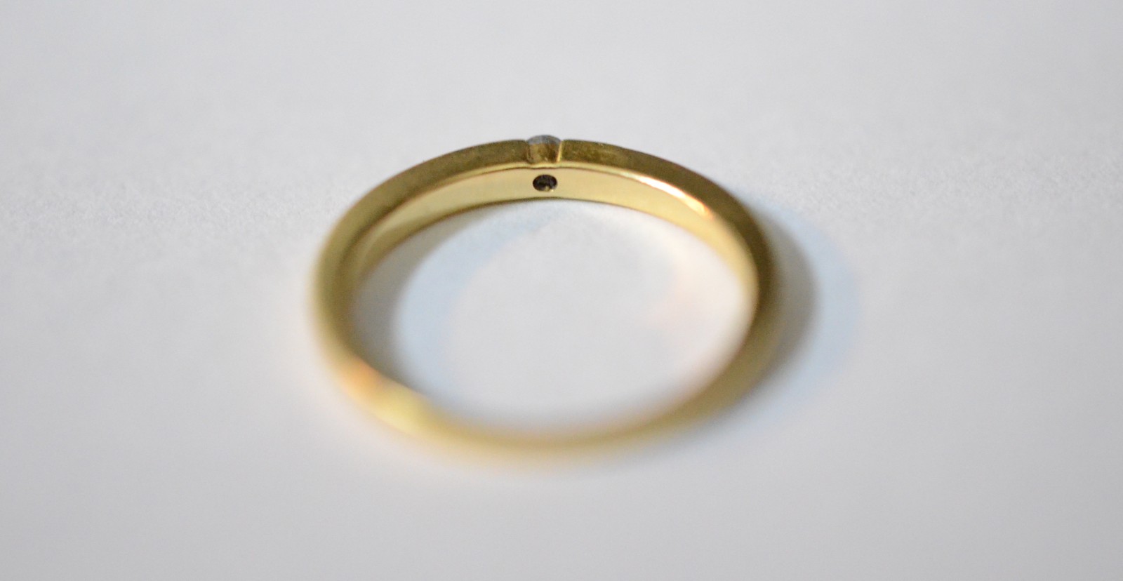 Anel de ouro 18 k., contraste 750 mls com um brilhante de 0,05 ct... - foto 5 de 6