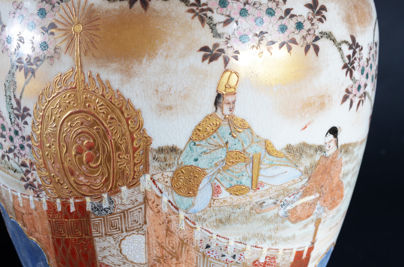 Vaso de faiança japonesa Satzuma Imperial decorado com figuras em... - foto 9 de 10