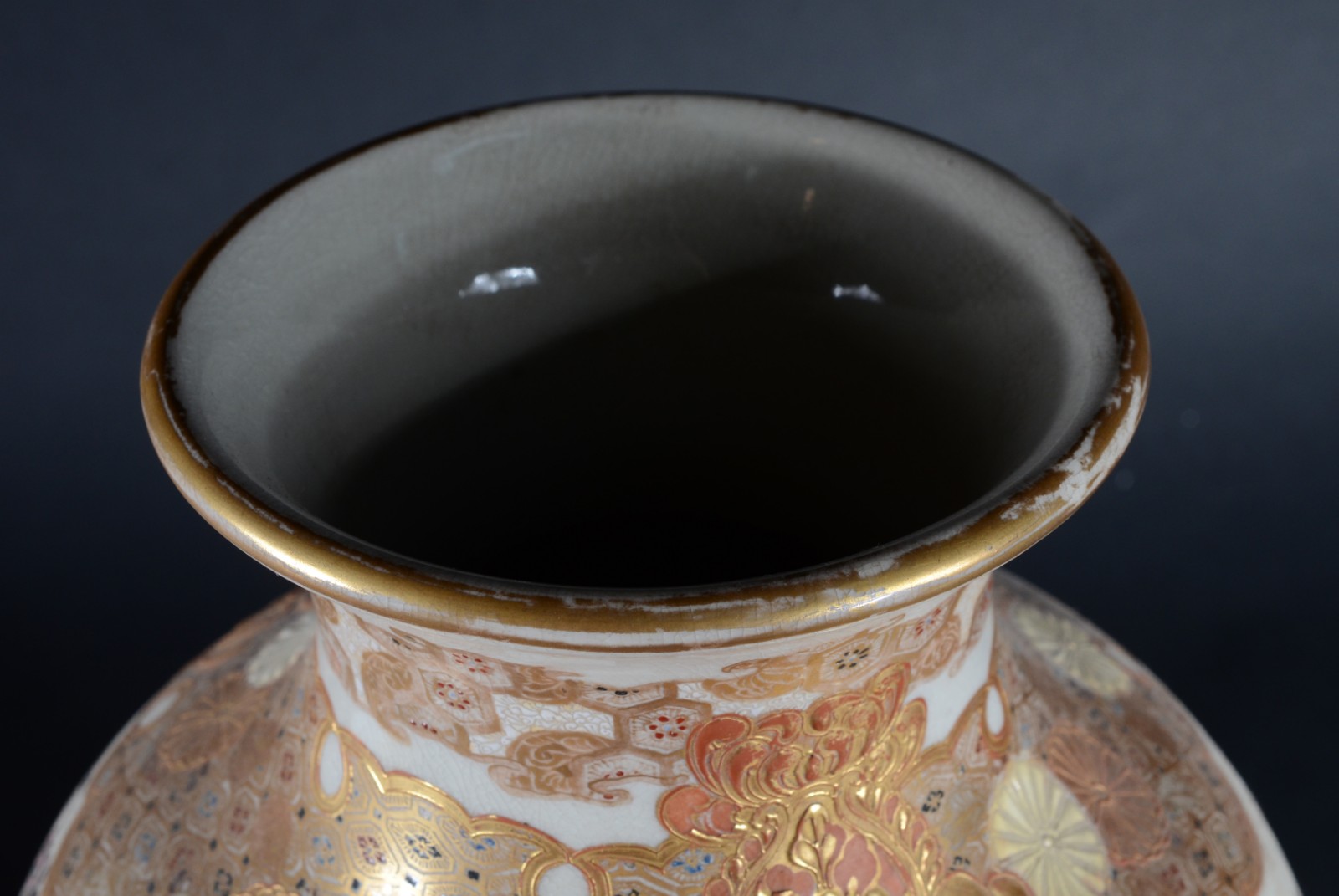 Vaso de faiança japonesa Satzuma Imperial decorado com figuras em... - foto 8 de 10
