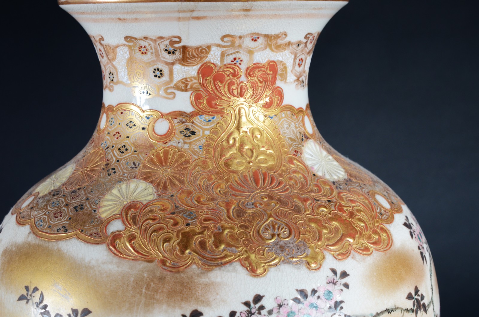 Vaso de faiança japonesa Satzuma Imperial decorado com figuras em... - foto 4 de 10