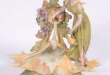 Escultura Art Nouveau de biscuit policromado re... - Escultura Art Nouveau de biscuit policromado representando Figura femina com cântaro junto a fonte.