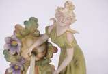 Escultura Art Nouveau de biscuit policromado re... - Escultura Art Nouveau de biscuit policromado representando Figura femina com cântaro junto a fonte.