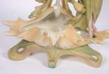 Escultura Art Nouveau de biscuit policromado re... - Escultura Art Nouveau de biscuit policromado representando Figura femina com cântaro junto a fonte.