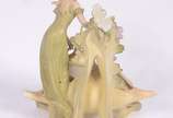 Escultura Art Nouveau de biscuit policromado re... - Escultura Art Nouveau de biscuit policromado representando Figura femina com cântaro junto a fonte.