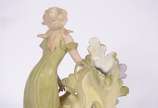 Escultura Art Nouveau de biscuit policromado re... - Escultura Art Nouveau de biscuit policromado representando Figura femina com cântaro junto a fonte.
